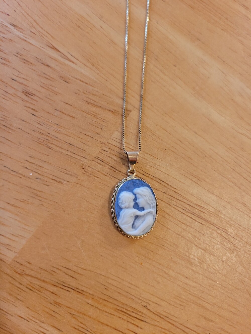 Vintage Mother And Child Cameo Pendant With 20" 14Kt Chain